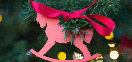 Ulyana Sergeenko, A la Russe и еще пять дизайнеров украсили елки на Кузнецком Мосту