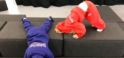 Дети играют в обычном офисе в вещах из новой коллекции Balenciaga