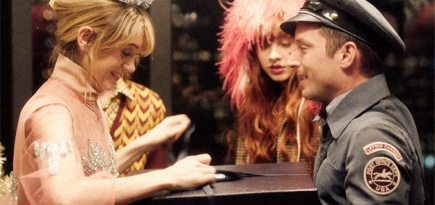 Актриса из «Очень странных дел» и Элайджа Вуд снялись в фильме Prada