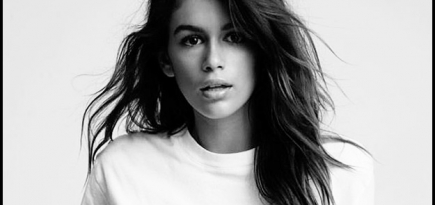 Кайя Гербер и Карл Лагерфельд выпустили чокеры, гольфы и очень короткие юбки