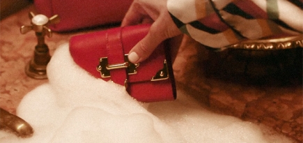 Кошелек Prada окунают в ванну из пены в новом фильме