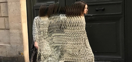 Модель-сороконожка гуляет по Парижу в кампании Balenciaga