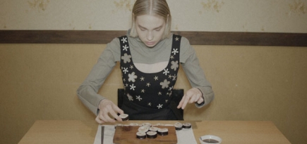 Актриса из «Нелюбви» дегустирует корейскую еду в новом видео J.Kim