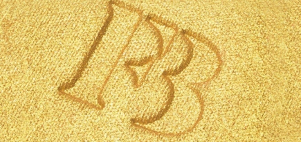 Киберподарки на 8 Марта: приложение Кортни Кардашьян, фейсбилдинг и сертификат от Рианны