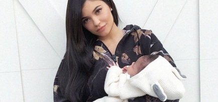 Кайли Дженнер выложила в Instagram первое фото с дочерью