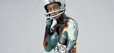 Рианна получила в подарок на День рождения свой обнаженный портрет