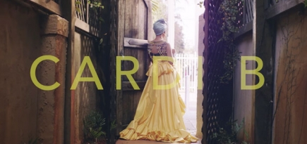 Беременная Cardi B гуляет по улицам Майами в новом видео «I Like It»