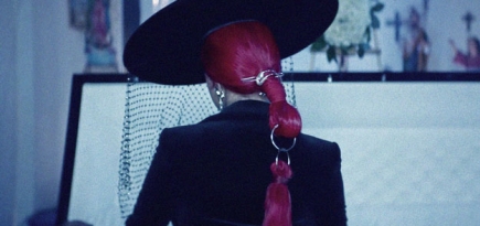 Cardi B сыграла невесту в новом видео, вдохновленном фильмом «Убить Билла»