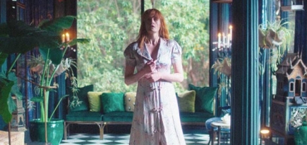 Флоренс Уэлч танцует среди скульптур в новом видео Florence and the Machine