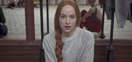 Дакота Джонсон танцует в новом ролике из хоррора «Суспирия»