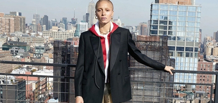 Адвоа Абоа веселится с друзьями на крыше в новой кампании Burberry