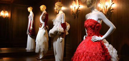 Первый взгляд: выставка Alexander McQueen: Savage Beauty в Музее V&A
