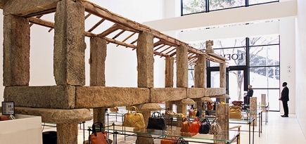 Loewe открыли магазин с амбаром внутри