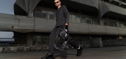 Flor et Lavr Gallery представила сумку-мешок с героями работ художника Артема Ляпина