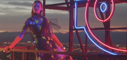 Огни Лас-Вегаса, неоновые вывески и Сара Полсон в новой кампании Prada