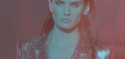 Спортивный автомобиль, самолет и «армия Balmain» в видео Vogue Paris