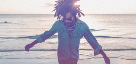 Ленни Кравиц поет и играет на ударных в видео на песню «Low»