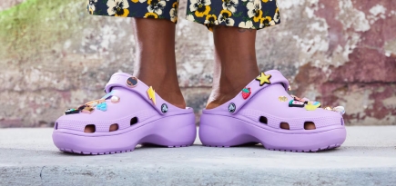 Акции Crocs упали на 30%