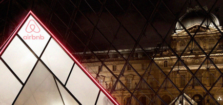 Политики раскритиковали Лувр за партнерство с Airbnb