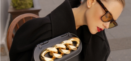 «Однажды в моей сумке лежал походный чайник». Лиза Громова, Kristina Si, Маша Янковская и другие девушки — о том, что лежит в их сумках