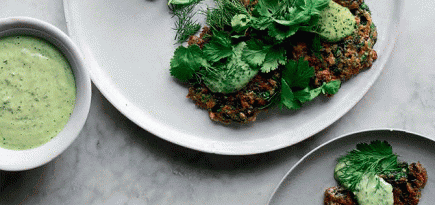 Иранские оладьи, салат из цветной капусты и сладко-соленый чизкейк: три рецепта из книги Оттоленги «Simple»