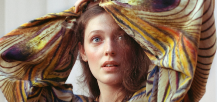 Что носить, пока музеи закрыты: 15 вещей, объединяющих искусство и моду