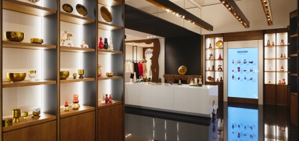 На первой линии ГУМа открылся концептуальный салон «Хохлома x Алена Ахмадуллина»