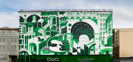 Работа художника Александра Дашевского появилась на фасаде клубного дома DUO