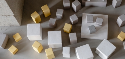 В концептуальном пространстве TŌMO открылась выставка «Феномен» Виктора Решетникова