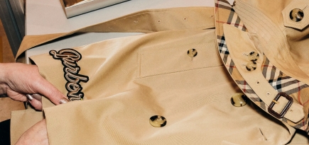 Burberry открыл поп-ап в универмаге Selfridges