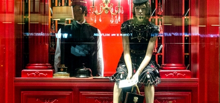 Аристократическая сказка в новогодних витринах ЦУМа и ДЛТ