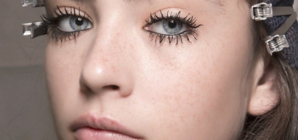 Как повторить макияж со склеенными ресницами с показа Christian Dior