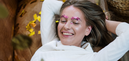 Пайетки на губах, детство в волосах и другие тренды с недель моды, которые легко освоить в локдаун