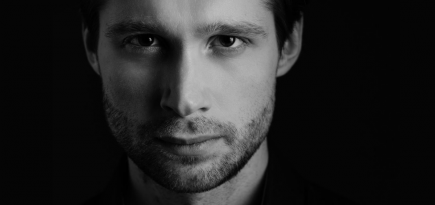 «Меня преследует архетип Раскольникова». Интервью с актером Театра имени Пушкина Александром Дмитриевым