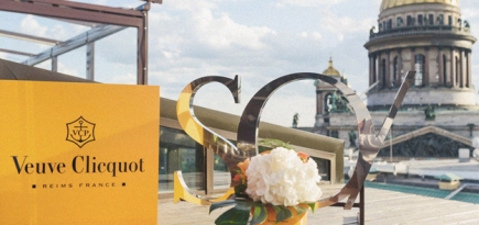 Алена Ахмадуллина разработала логотип и фирменный стиль для отеля