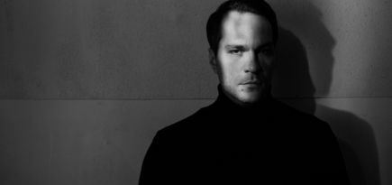 «Берегите ваши лица»: Савва Савельев — о том, зачем смотреть его спектакль по запрещенной пьесе Вознесенского