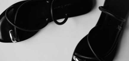 Внимание на большой палец! Самая модная обувь на это лето — сандалии и шлепанцы «в палец»