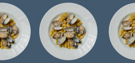 Новости ресторанов: мясные завтраки, крабовые пончики на ВДНХ и коктейли по книге