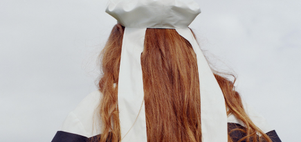 Чепчики-цветы, панамы и косынки: где искать классные головные уборы на лето