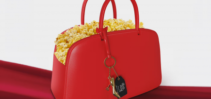 Сеть AMC Theatres показала сумку, посвященную «Дьявол носит Prada — 2»