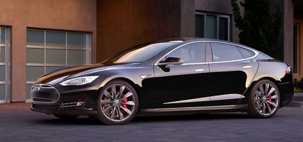 Медленно, но верно: смотрим, как Tesla сам себя припарковал