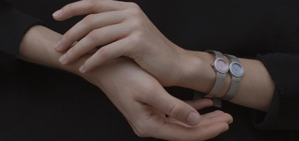 Выбор Buro 24/7: часы La Mini D de Dior Satine