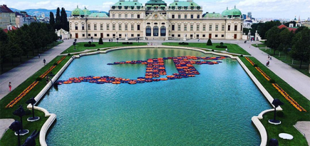 Ай Вэйвэй создал инсталляцию из спасательных жилетов в фонтане венского дворца