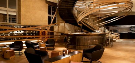 Лестница из деревянных лент в отеле Страсбурга