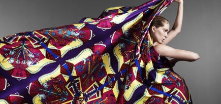 Иселин Стейро стала лицом весенней кампании Hermès Soie Folle