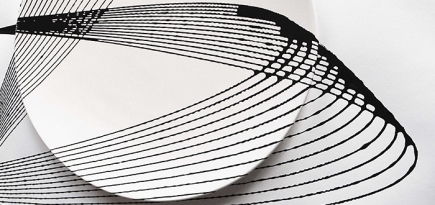 Голландский дизайнер раскрасил тарелки при помощи маятника