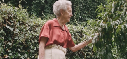 Секретарь Альберта Эйнштейна примерила вещи молодых дизайнеров в новой съемке своей внучки