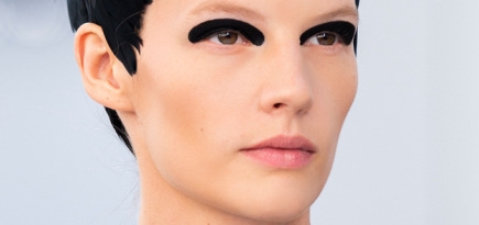 Как повторить макияж со стрелками-смоки с показа Dries Van Noten