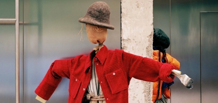 Героями нового лукбука Acne Studios стали огородные пугала