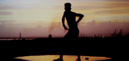 Мотоциклы и танцы на крыше в новом видео Arcade Fire на песню «Peter Pan»